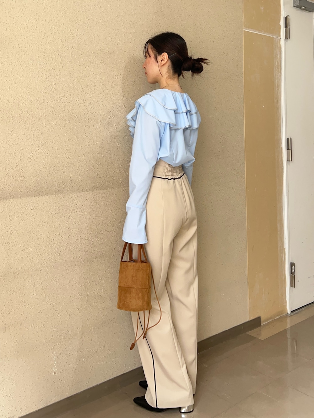 ブルー系のシャツ/ブラウス、ベージュ系のその他パンツ、ブラック系のパンプスを着用したレディースの春コーディネートの2枚目の写真