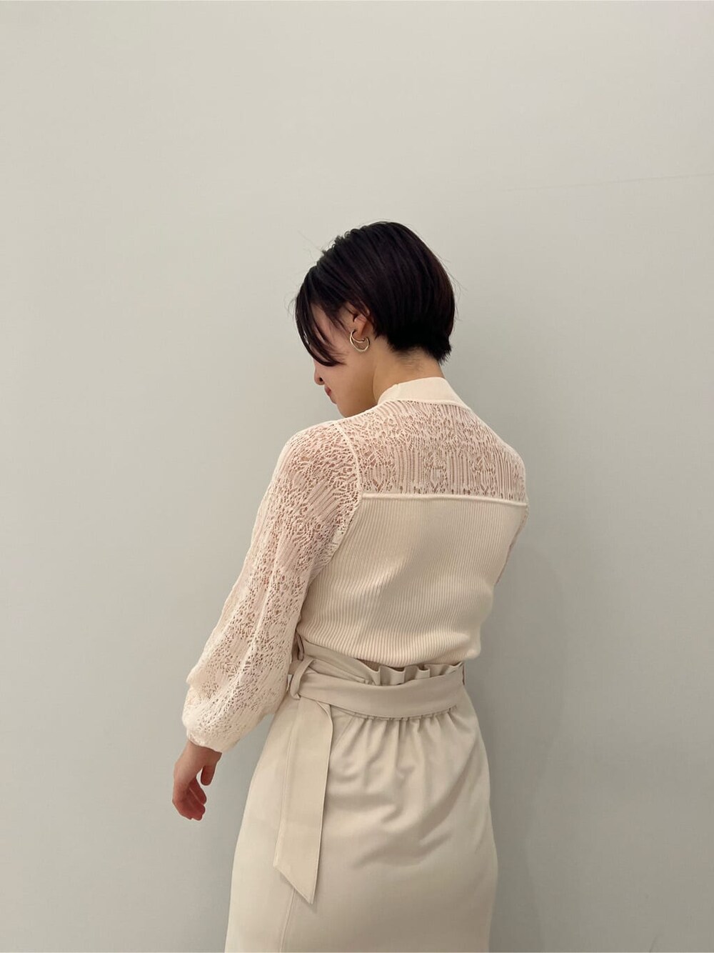 ベージュ系のその他シューズ、ホワイト系のスカート、ホワイト系のニット/セーターを着用したレディースの冬コーディネートの3枚目の写真