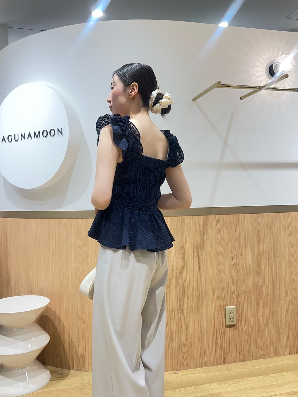 ホワイト系のその他パンツ、ブルー系のシャツ/ブラウスを着用したレディースの春コーディネートの5枚目の写真