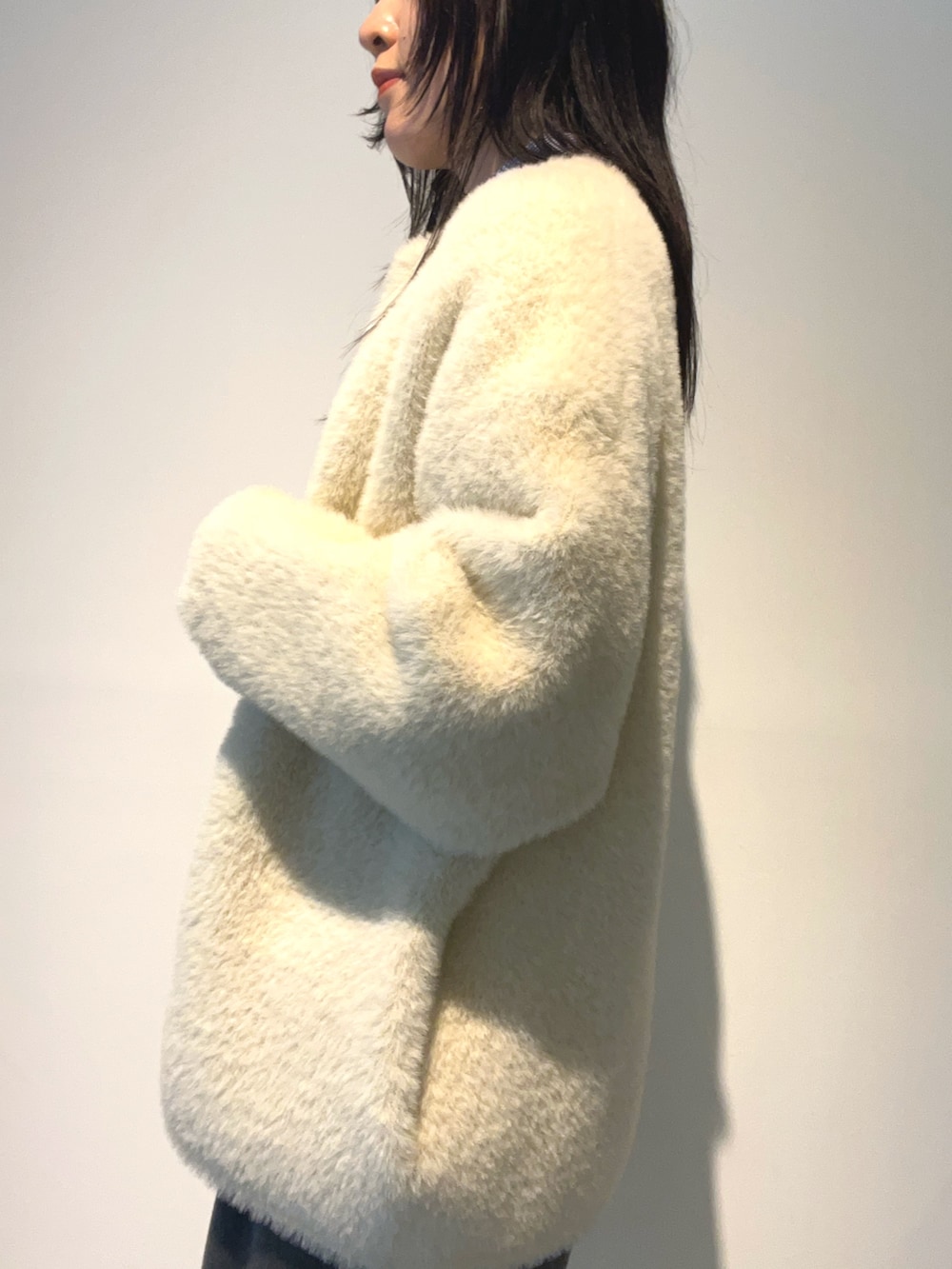 ホワイト系のカーディガン/ボレロ、ブラウン系のニット/セーター、グレー系のその他パンツを着用したレディースの秋コーディネートの5枚目の写真