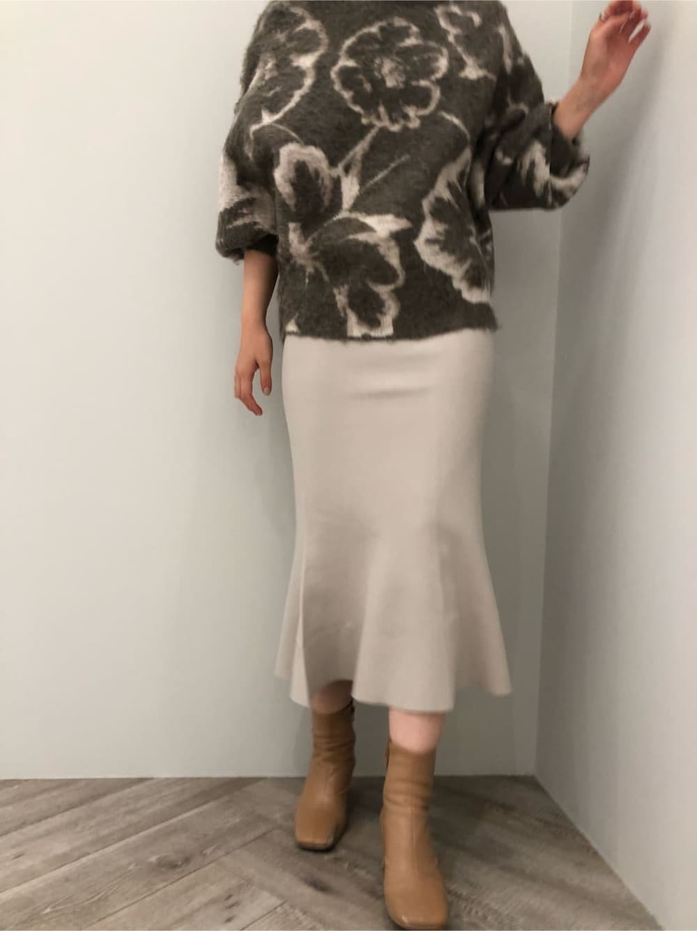 ベージュ系のその他シューズ、ホワイト系のショルダーバッグ、グレー系のスカートを着用したレディースの秋コーディネートの7枚目の写真