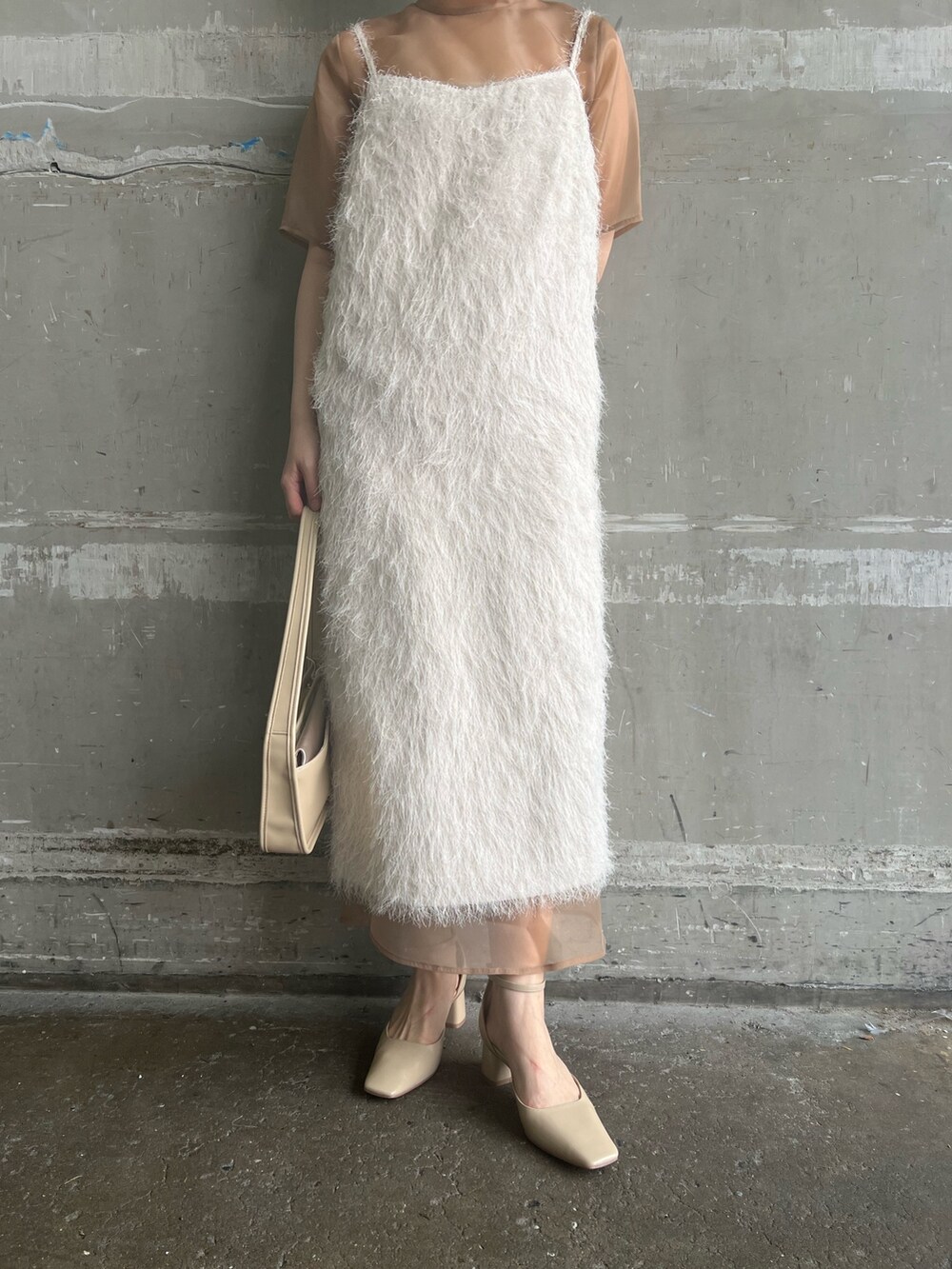 ベージュ系のパンプス、ベージュ系のハンドバッグ、ベージュ系のドレスを着用したレディースの春コーディネートの6枚目の写真