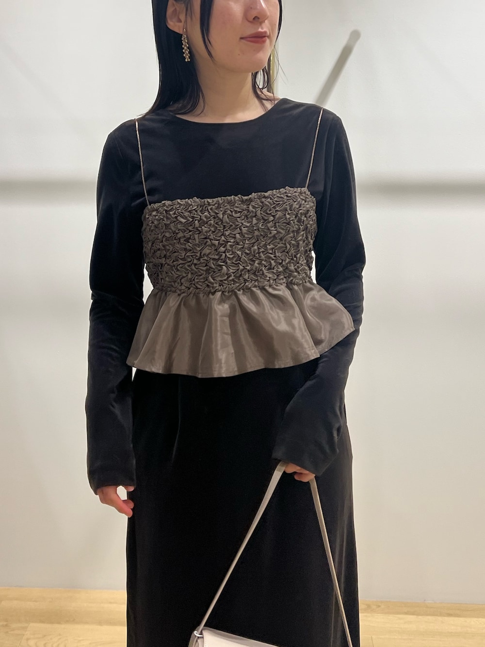 ブラック系のパンプス、ブラウン系のドレスを着用したレディースの冬コーディネートの4枚目の写真