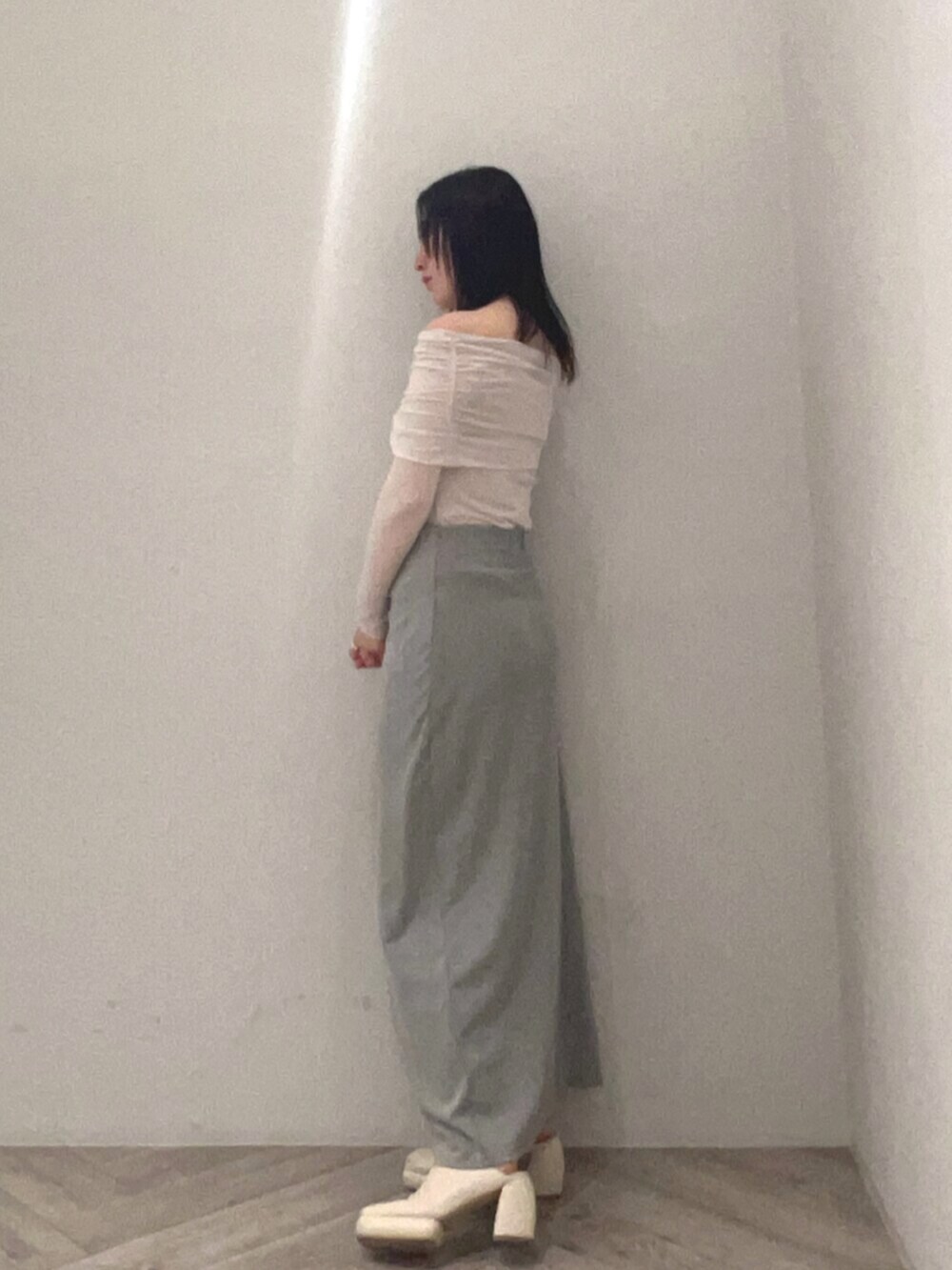 ホワイト系のサンダル、ホワイト系のTシャツ/カットソー、グレー系のスカートを着用したレディースの春コーディネートの2枚目の写真