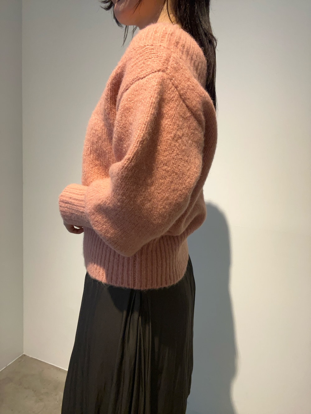 ピンク系のニット/セーター、ベージュ系のブーツ、ブラウン系のスカートを着用したレディースの秋コーディネートの5枚目の写真