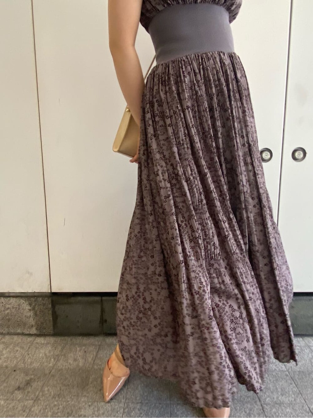 ベージュ系のその他シューズ、ベージュ系のハンドバッグ、グレー系のワンピースを着用したレディースの夏コーディネートの5枚目の写真