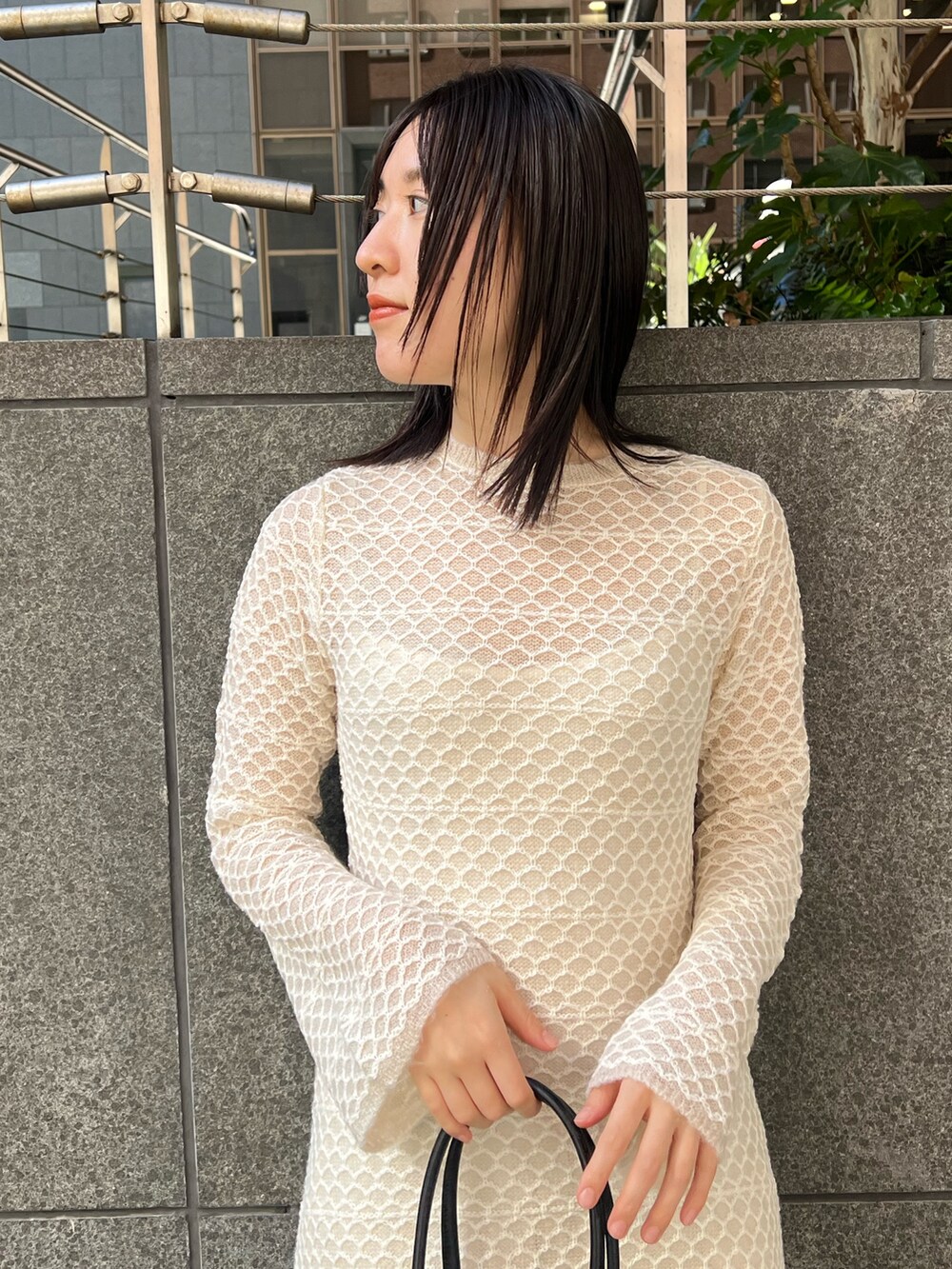 ホワイト系のブルゾン、ホワイト系のワンピース、ブラック系のブーツを着用したレディースの秋コーディネートの6枚目の写真