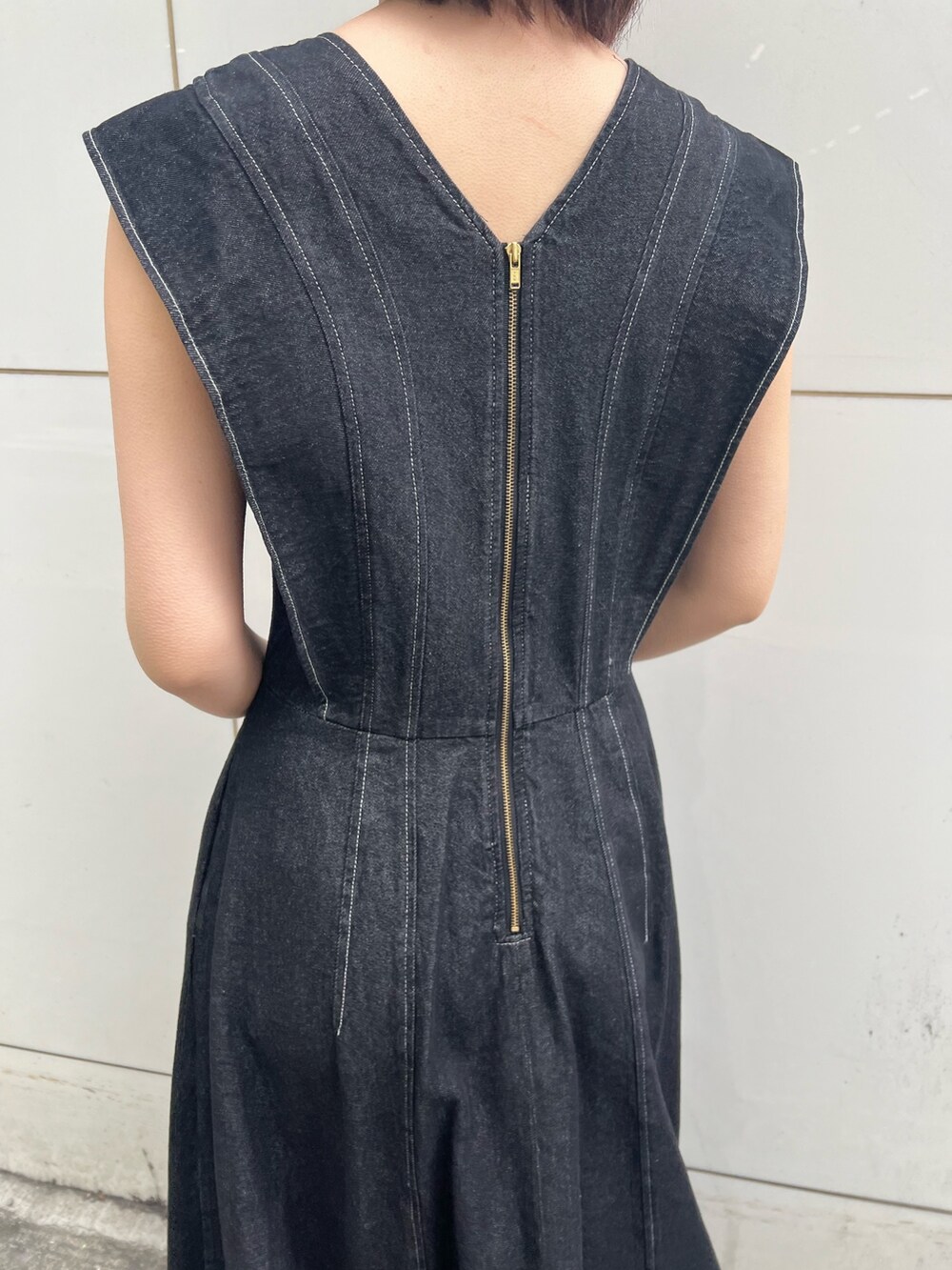 ブラック系のワンピース、ブラック系のサンダル、ブラック系のハンドバッグを着用したレディースの春コーディネートの8枚目の写真