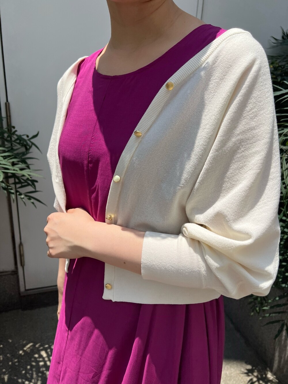 ベージュ系のサンダル、ホワイト系のハンドバッグ、パープル系のワンピースを着用したレディースの夏コーディネートの4枚目の写真