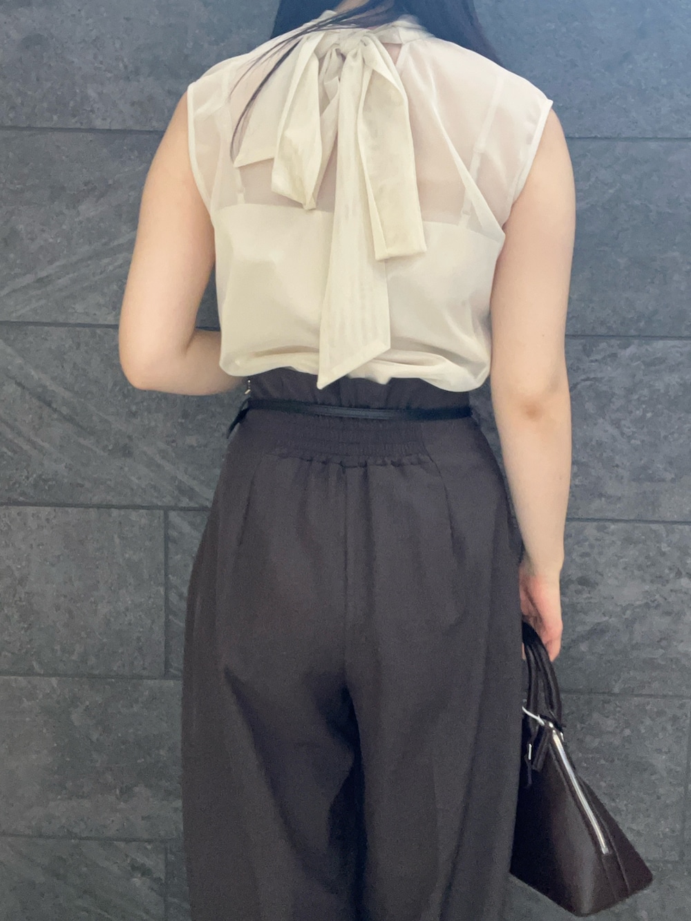 ホワイト系のシャツ/ブラウス、グレー系のその他パンツ、ブラウン系のボストンバッグを着用したレディースの夏コーディネートの6枚目の写真