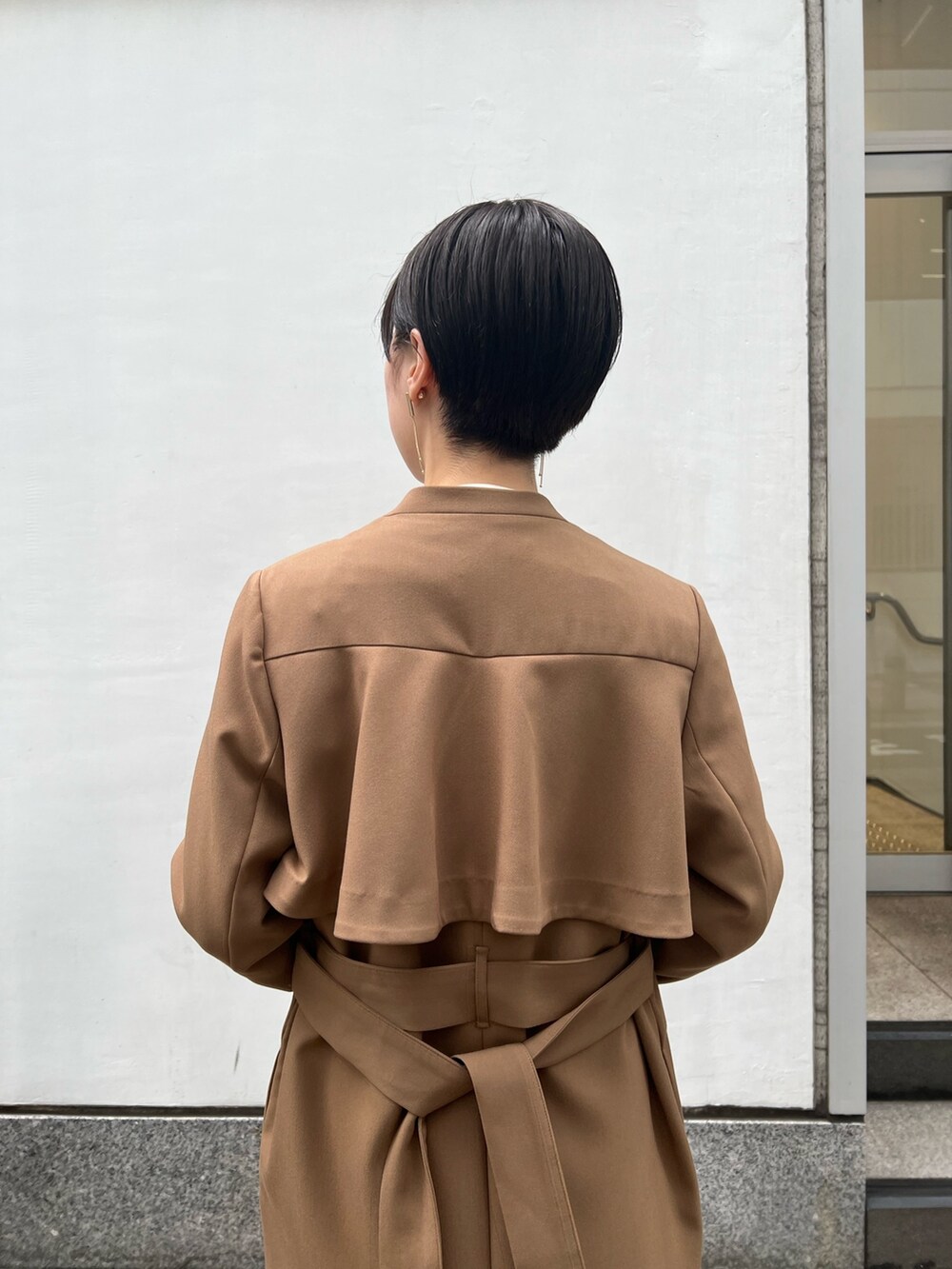 ベージュ系のサンダル、ピンク系のその他パンツ、ブラウン系のその他アウターを着用したレディースの春コーディネートの5枚目の写真