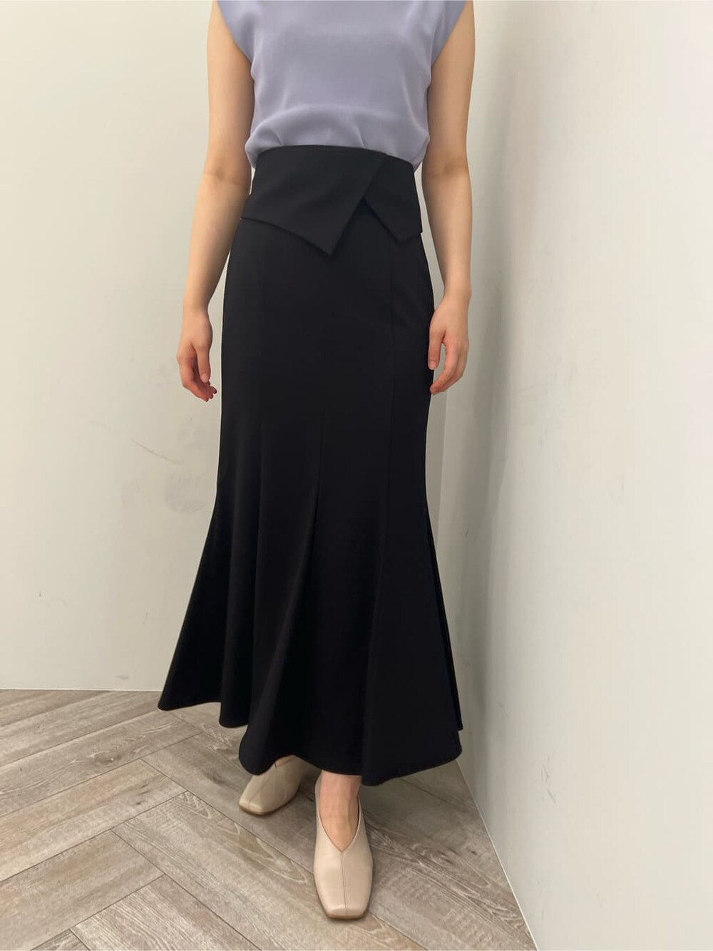 ホワイト系のパンプス、ブラック系のスカート、パープル系のニット/セーターを着用したレディースの夏コーディネートの6枚目の写真