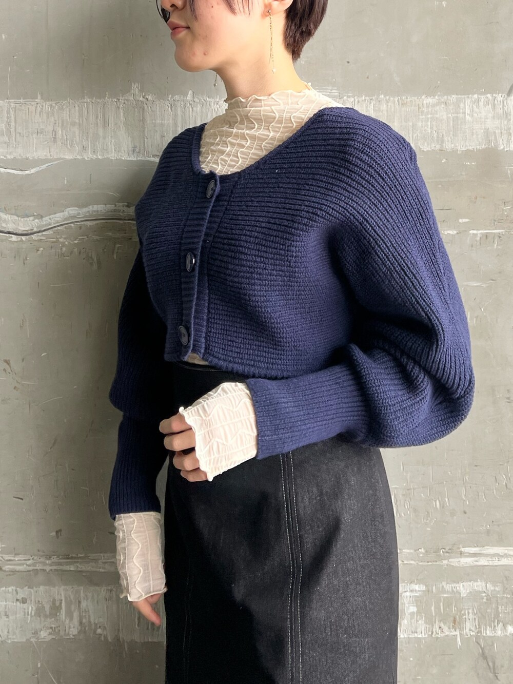 レッド系のブーツ、ホワイト系のTシャツ/カットソー、ブルー系のカーディガン/ボレロを着用したレディースの冬コーディネートの4枚目の写真