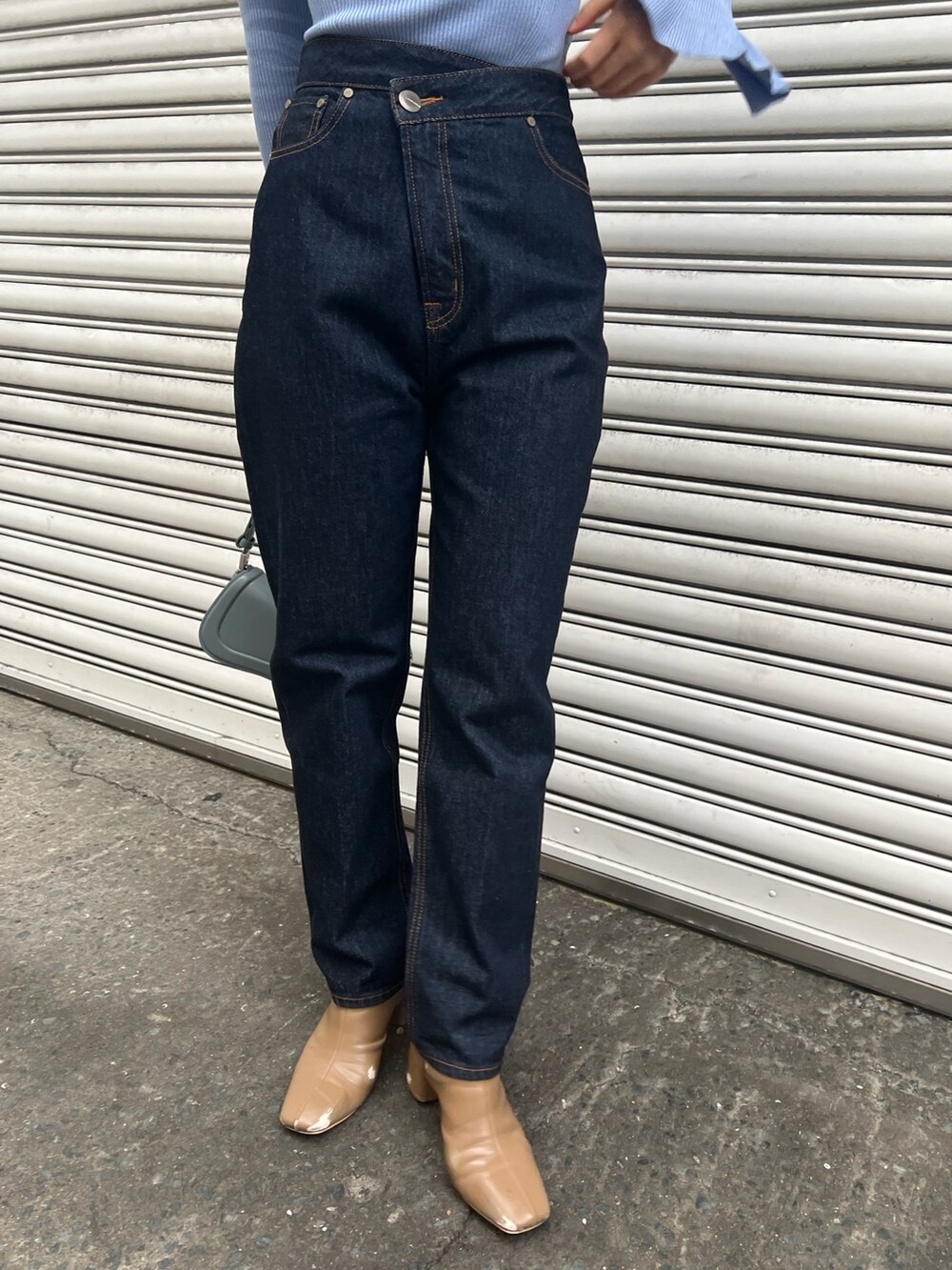 ブルー系のショルダーバッグ、ブルー系のニット/セーター、ベージュ系のブーツを着用したレディースの冬コーディネートの9枚目の写真