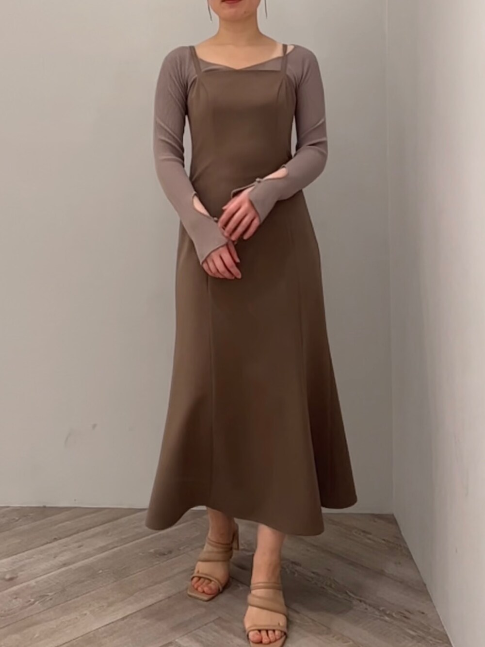 ブラウン系のニット/セーター、ベージュ系のサンダルを着用したレディースの冬コーディネートの2枚目の写真