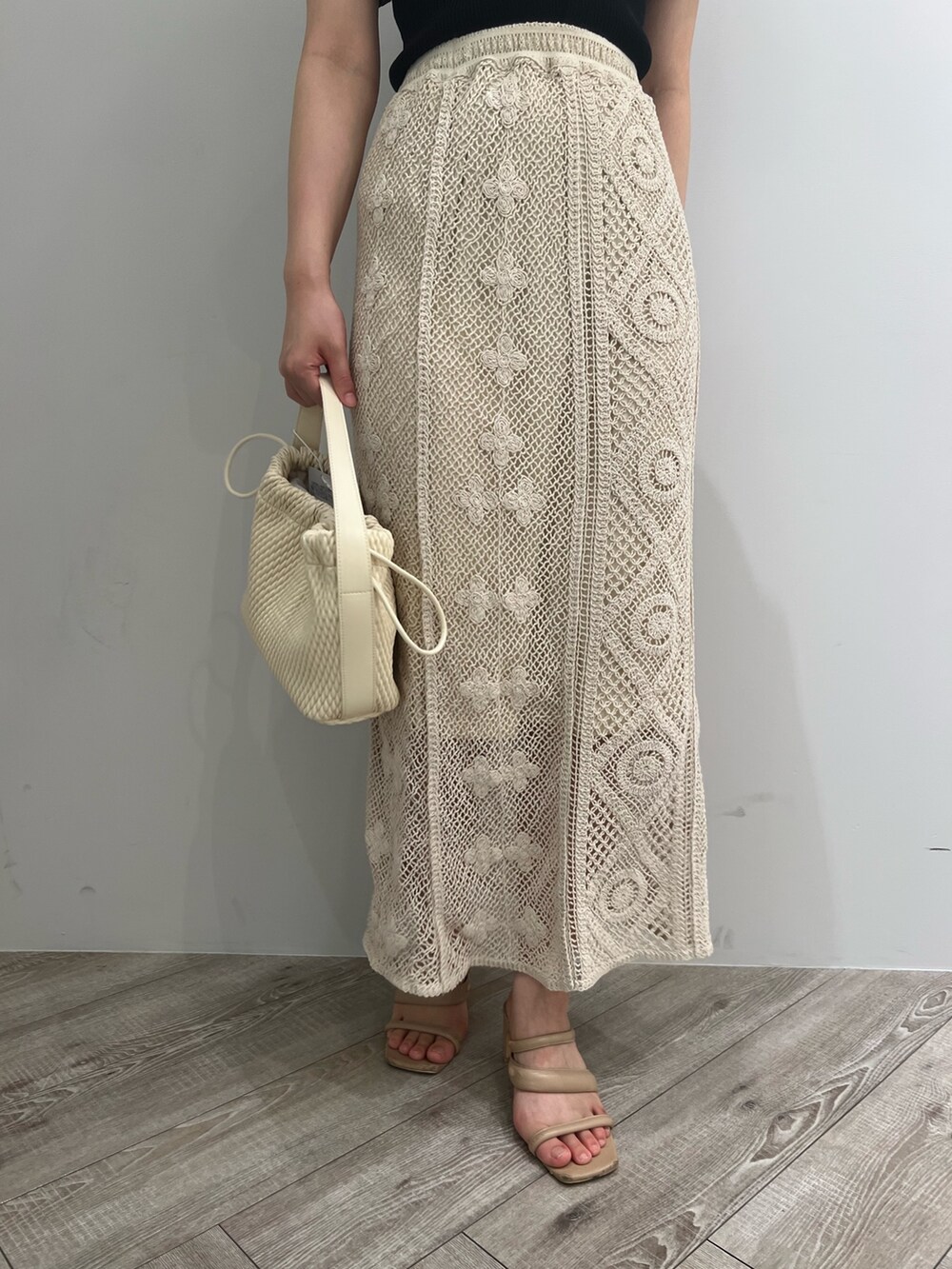 ベージュ系のサンダル、ホワイト系のスカート、ホワイト系のハンドバッグを着用したレディースの夏コーディネートの7枚目の写真