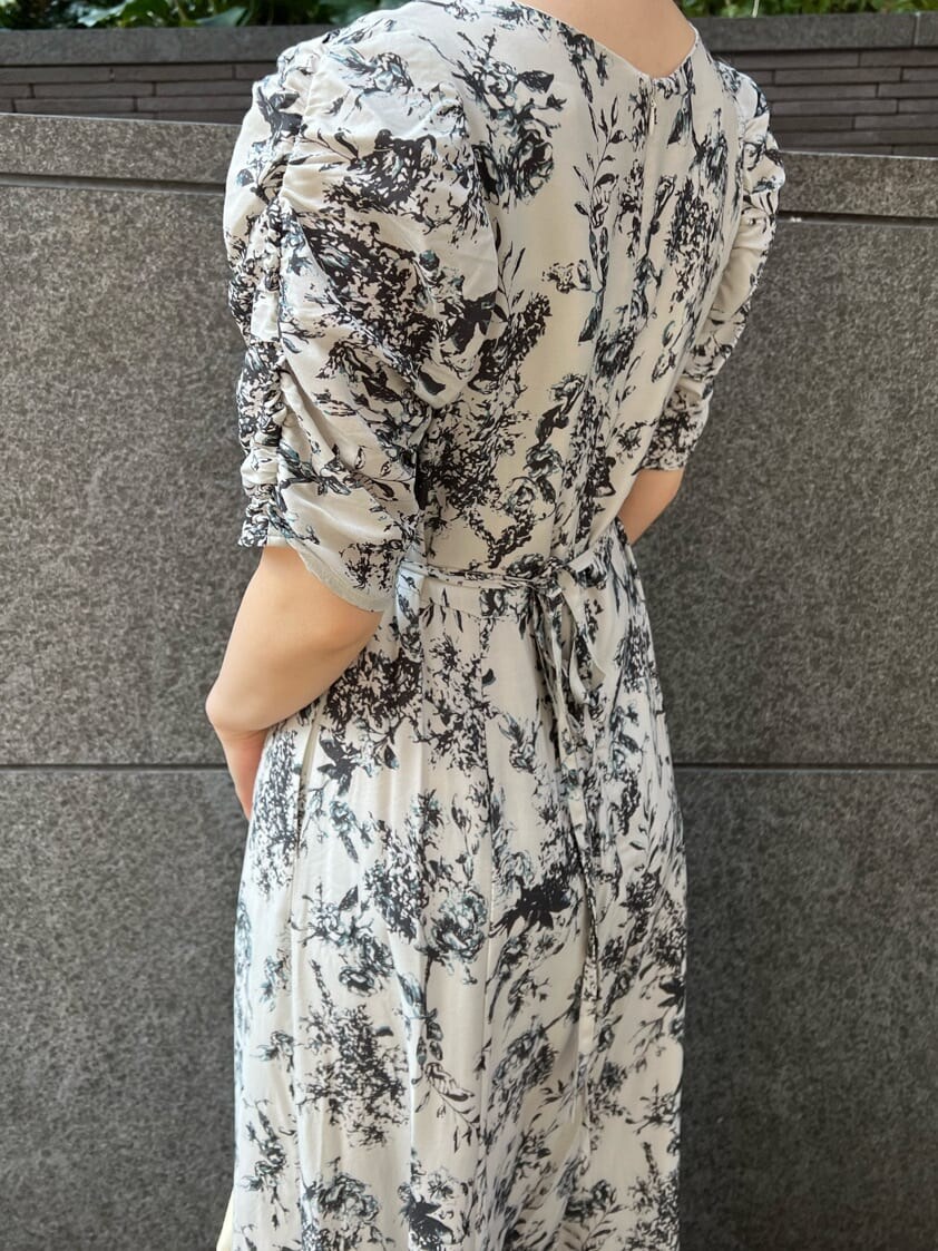 ベージュ系のブーツ、ホワイト系のハンドバッグ、イエロー系のカーディガン/ボレロを着用したレディースの春コーディネートの6枚目の写真