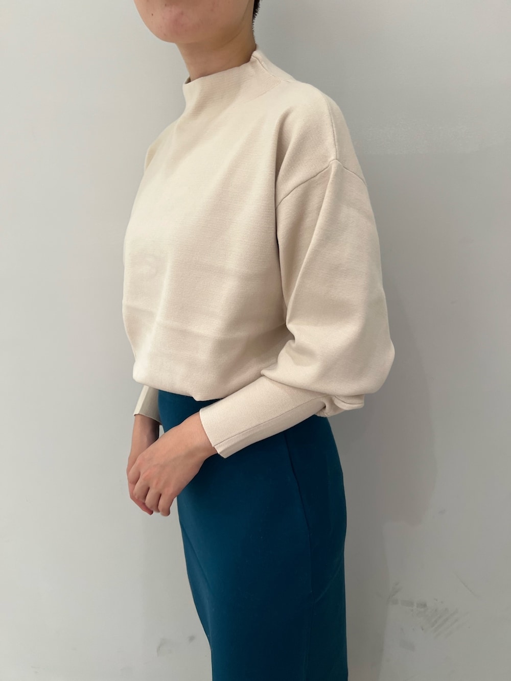 ベージュ系のブーツ、ホワイト系のカーディガン/ボレロ、ホワイト系のニット/セーターを着用したレディースの秋コーディネートの8枚目の写真