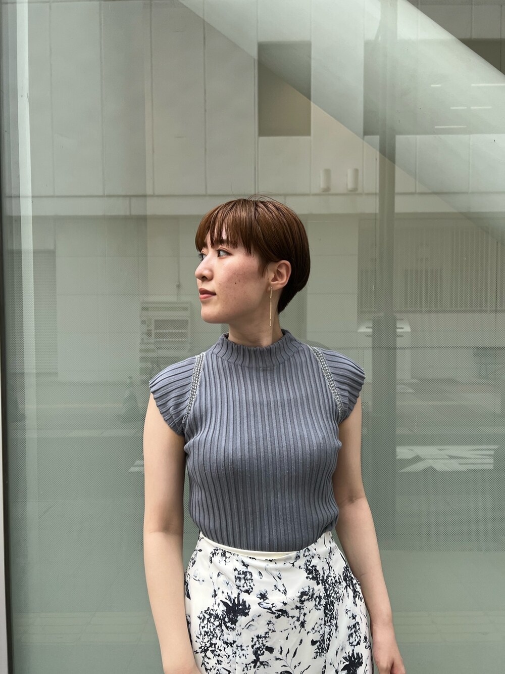 ベージュ系のサンダル、ブルー系のスカート、ホワイト系のハンドバッグを着用したレディースの夏コーディネートの3枚目の写真