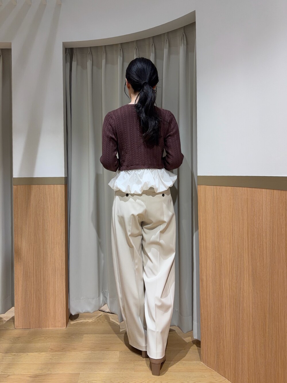 ホワイト系のその他パンツ、ブラウン系のカーディガン/ボレロを着用したレディースの夏コーディネートの3枚目の写真