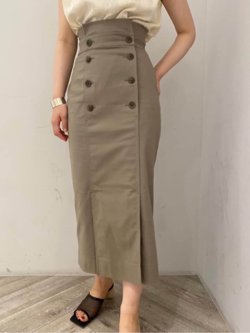 ブラック系のその他シューズ、ホワイト系のシャツ/ブラウス、グレー系のスカートを着用したレディースの夏コーディネートの4枚目の写真