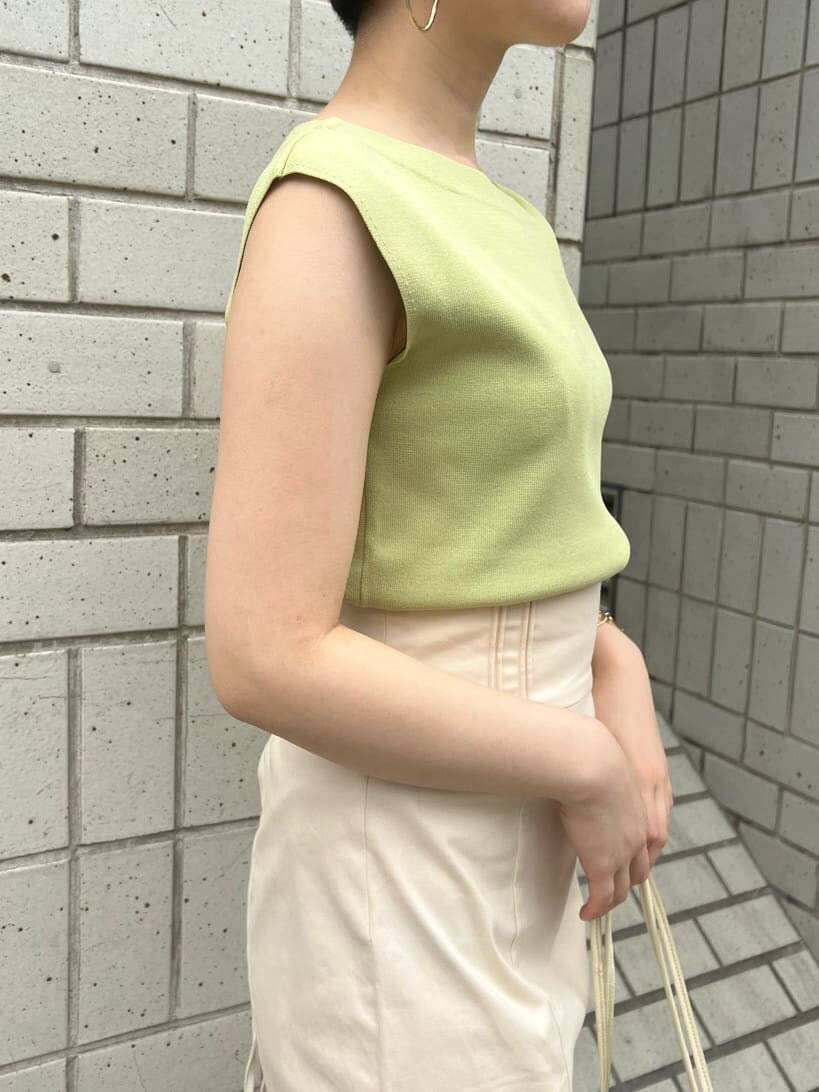 ホワイト系のハンドバッグ、グリーン系のサンダル、ホワイト系のスカートを着用したレディースの春コーディネートの5枚目の写真