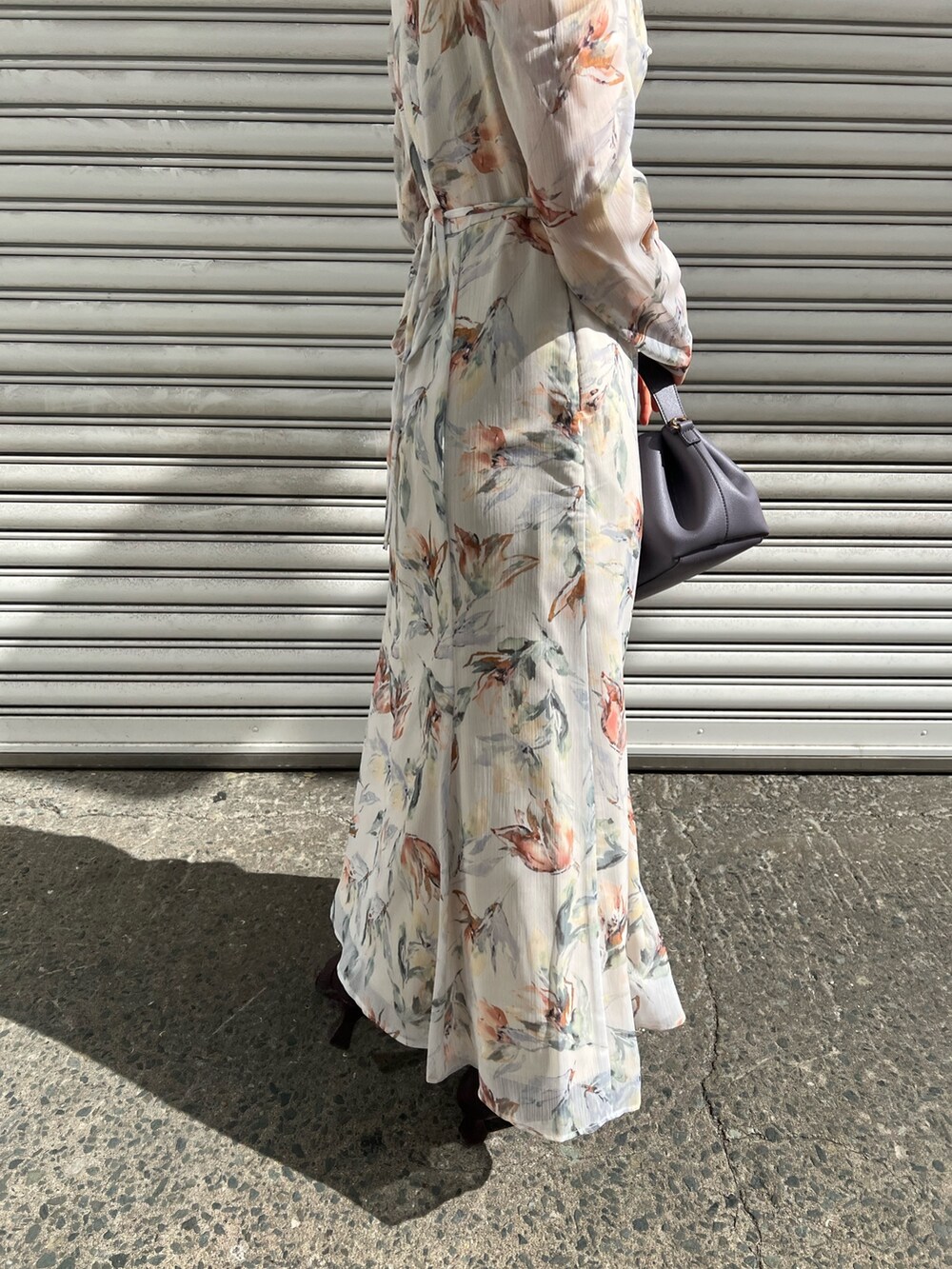 レッド系のブーツ、パープル系のハンドバッグ、ホワイト系のカーディガン/ボレロを着用したレディースの冬コーディネートの10枚目の写真