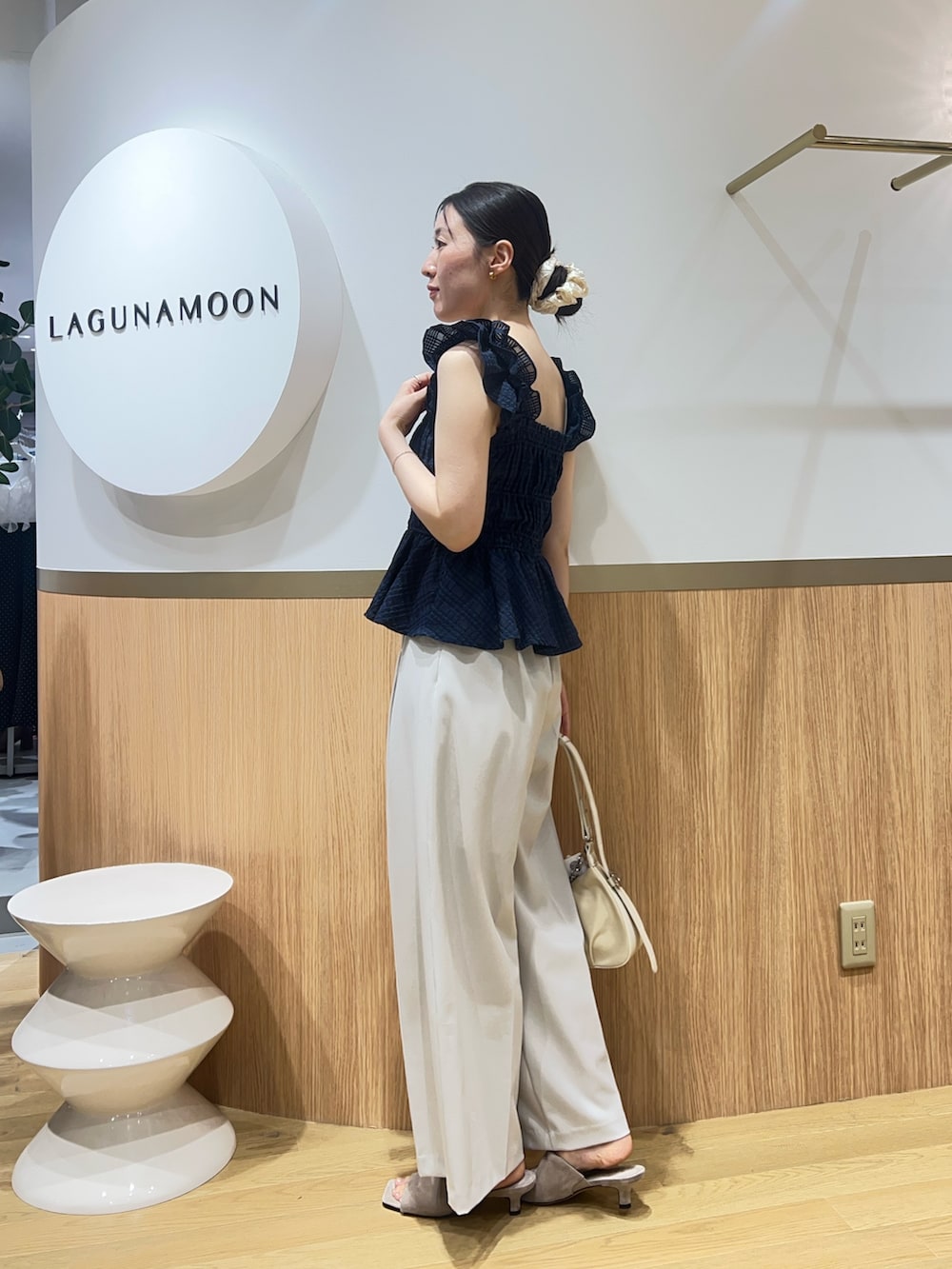 ホワイト系のその他パンツ、ブルー系のシャツ/ブラウスを着用したレディースの春コーディネートの2枚目の写真