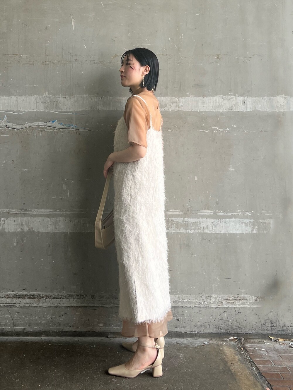 ベージュ系のパンプス、ベージュ系のハンドバッグ、ベージュ系のドレスを着用したレディースの春コーディネートの2枚目の写真