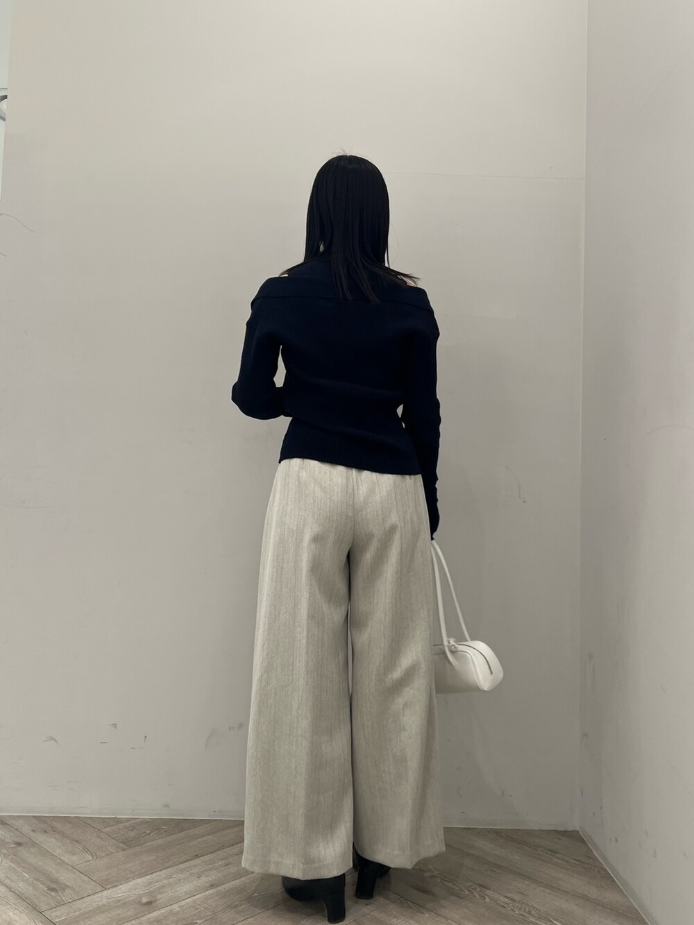 ブルー系のアンサンブル、グレー系のその他パンツを着用したレディースの冬コーディネートの3枚目の写真