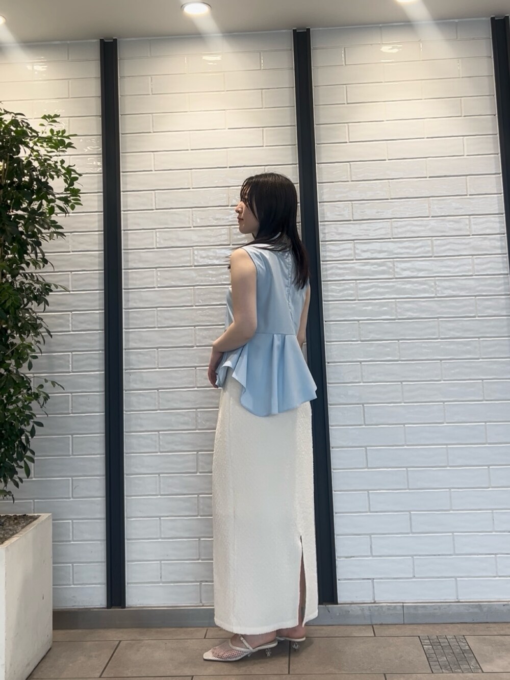 ブルー系のシャツ/ブラウス、ホワイト系のスカートを着用したレディースの夏コーディネートの2枚目の写真