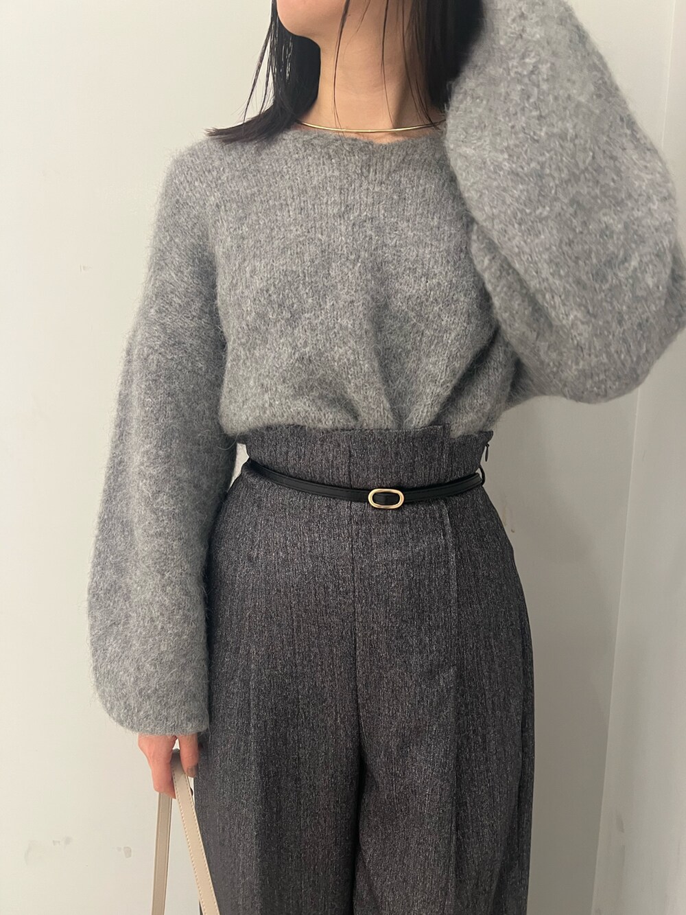 ブラック系のブーツ、グレー系のその他パンツ、グレー系のニット/セーターを着用したレディースの冬コーディネートの5枚目の写真