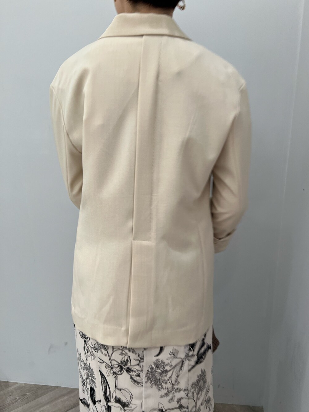 ブラウン系のサンダル、ホワイト系のスカート、ベージュ系のニット/セーターを着用したレディースの春コーディネートの4枚目の写真