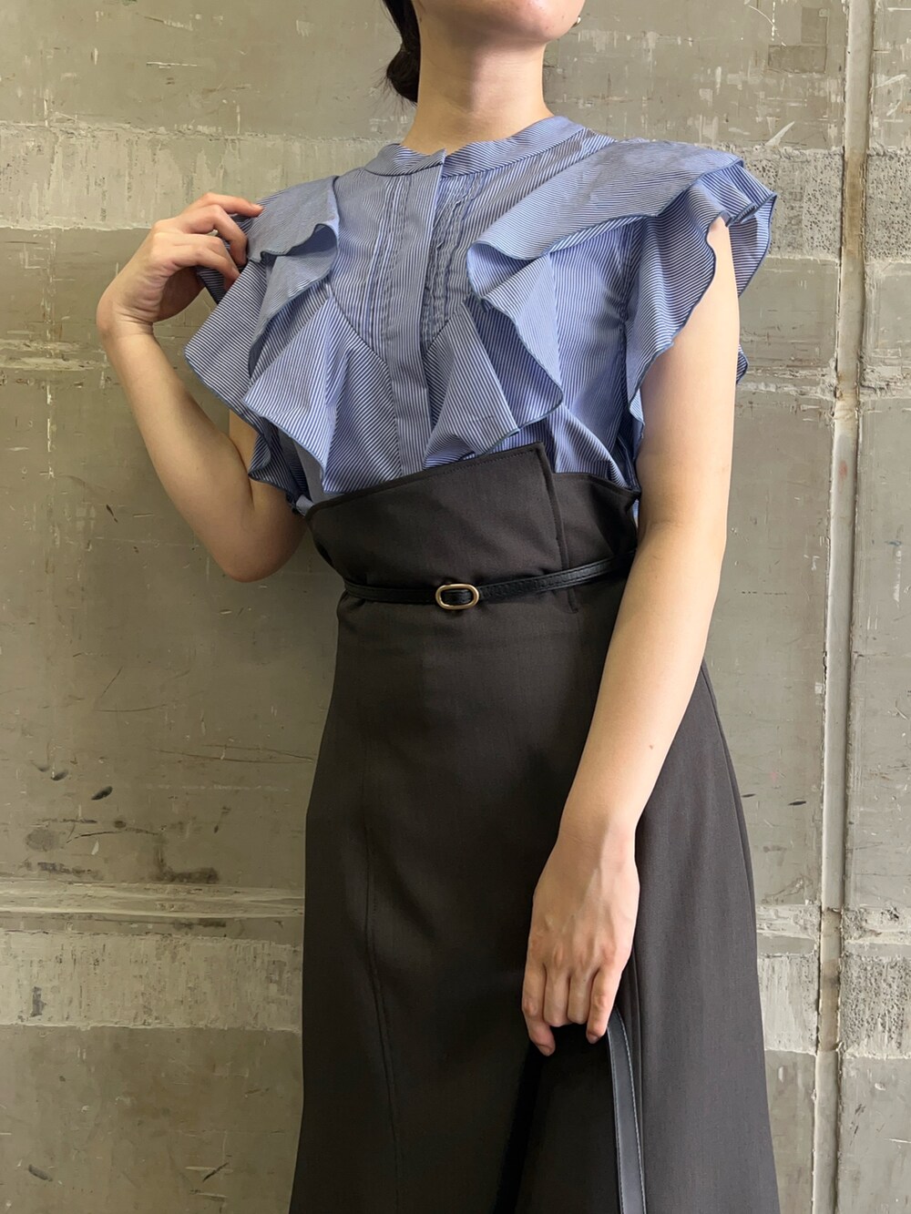 ブラック系のサンダル、ブラック系のショルダーバッグ、グレー系のスカートを着用したレディースの夏コーディネートの4枚目の写真