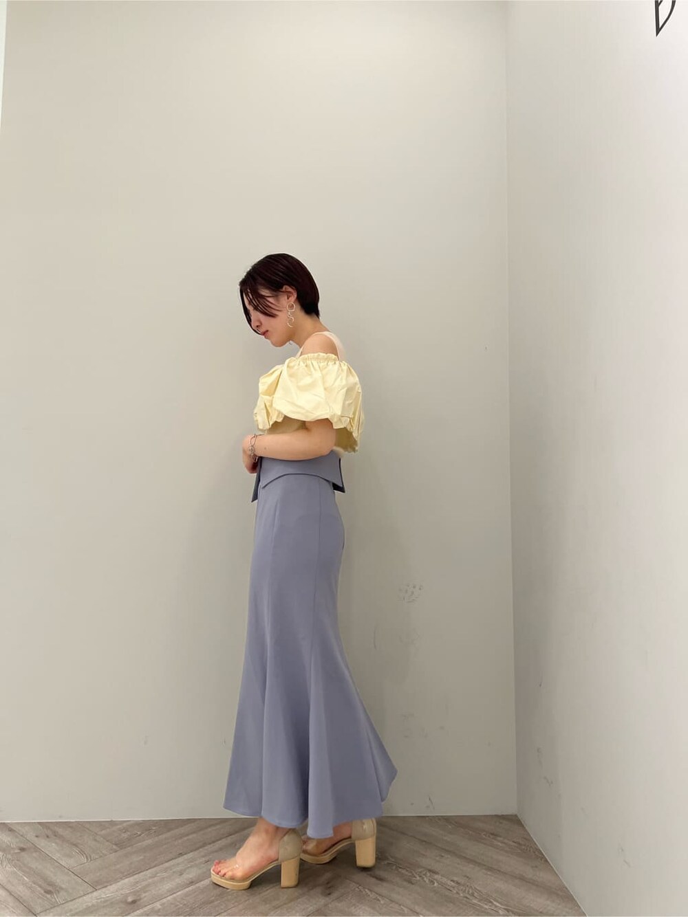 その他のパンプス、ホワイト系のショルダーバッグ、ホワイト系のニット/セーターを着用したレディースの夏コーディネートの2枚目の写真