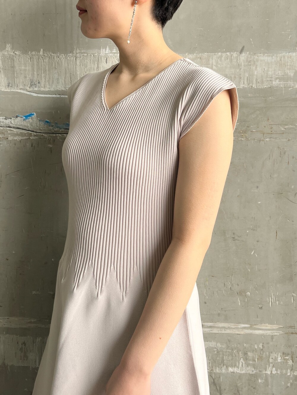 ベージュ系のサンダル、ベージュ系のテーラードジャケット、グレー系のワンピースを着用したレディースの春コーディネートの7枚目の写真