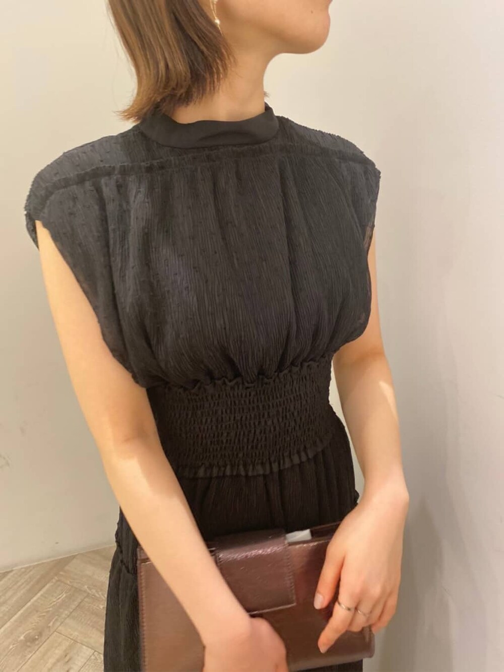 その他のその他シューズ、その他のハンドバッグ、ブラック系のドレスを着用したレディースの夏コーディネートの3枚目の写真