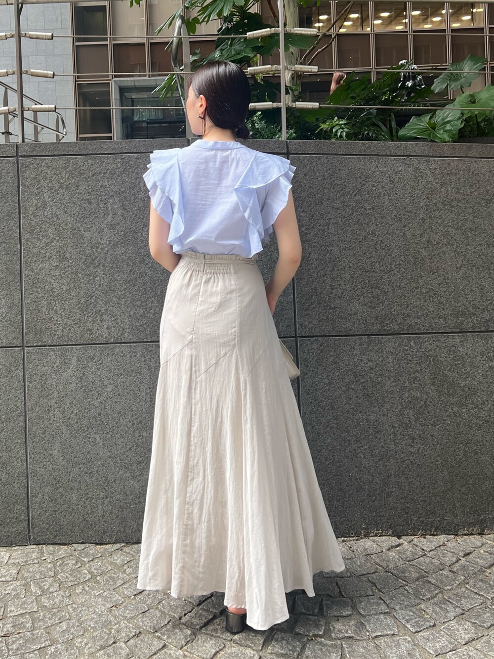 その他のシャツ/ブラウス、グレー系のスカート、ホワイト系のショルダーバッグを着用したレディースの夏コーディネートの3枚目の写真