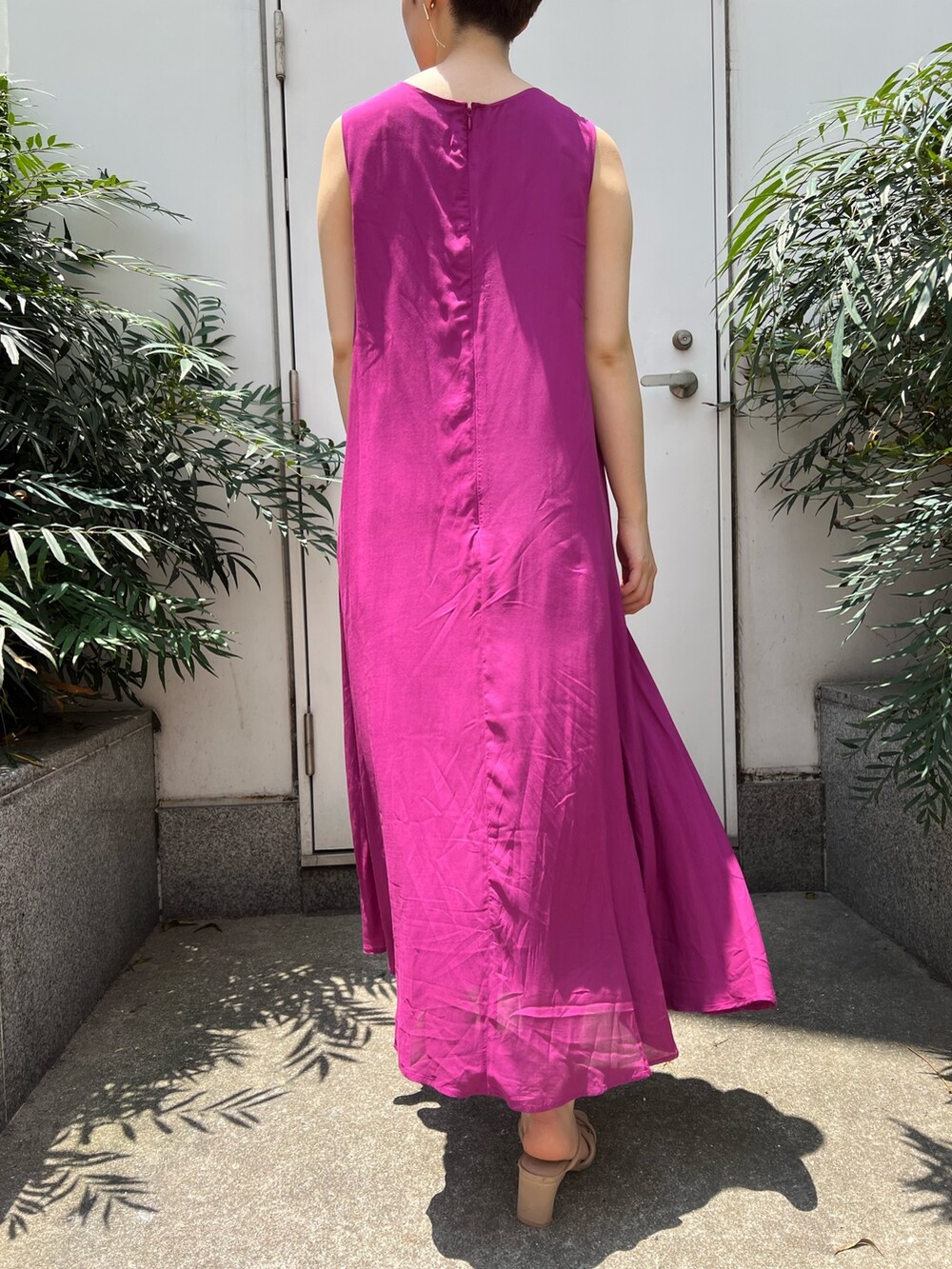 ベージュ系のサンダル、ホワイト系のハンドバッグ、パープル系のワンピースを着用したレディースの夏コーディネートの9枚目の写真