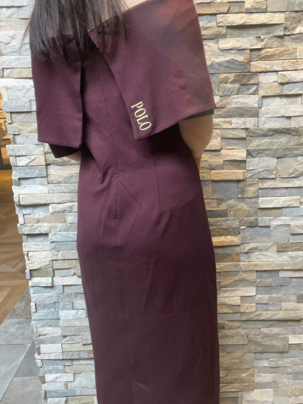 ブラウン系のボストンバッグ、ブラウン系のワンピース、ブラック系のブーツを着用したレディースの夏コーディネートの5枚目の写真