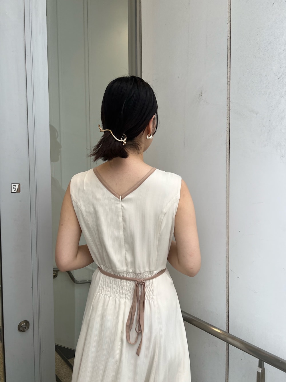 ブラック系のサンダル、ホワイト系のワンピースを着用したレディースの夏コーディネートの4枚目の写真