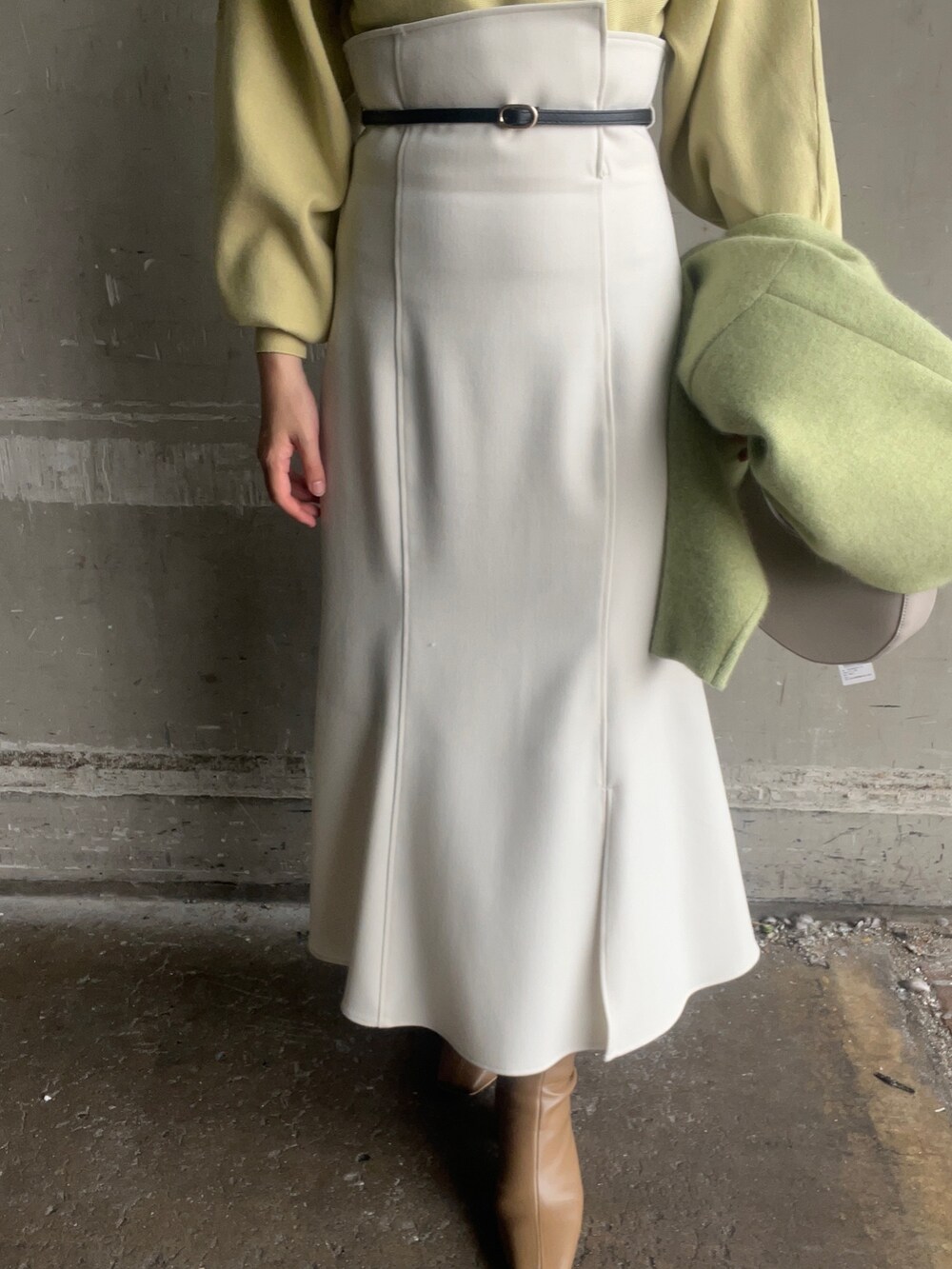 ベージュ系のブーツ、イエロー系のニット/セーター、グリーン系のカーディガン/ボレロを着用したレディースの秋コーディネートの8枚目の写真