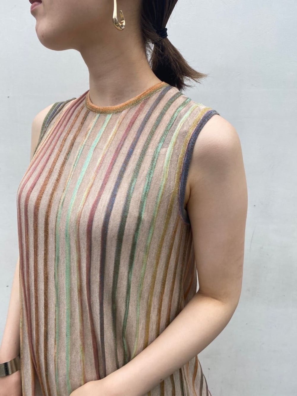 ブラック系のハンドバッグ、ブラウン系のサンダル、ベージュ系のワンピースを着用したレディースの夏コーディネートの7枚目の写真