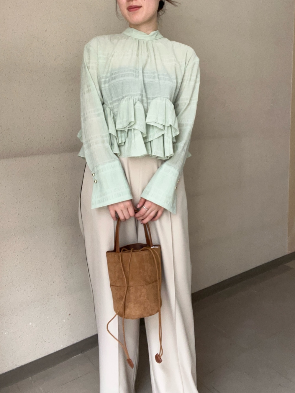 ベージュ系のその他パンツ、グリーン系のシャツ/ブラウス、ブラック系のパンプスを着用したレディースの春コーディネートの4枚目の写真