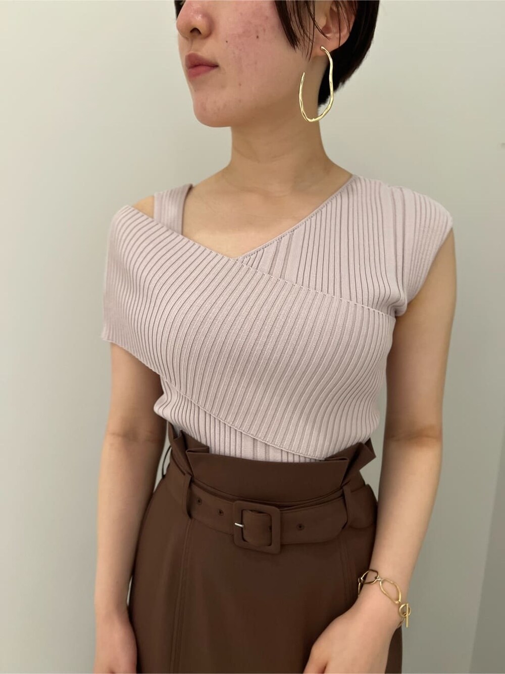 グリーン系のサンダル、ホワイト系のショルダーバッグ、ブラウン系のスカートを着用したレディースの春コーディネートの5枚目の写真