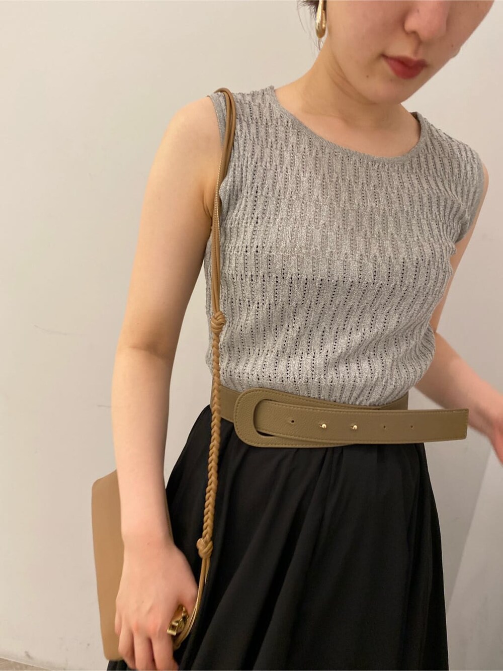 ブラウン系のサンダル、ベージュ系のショルダーバッグ、グレー系のワンピースを着用したレディースの夏コーディネートの5枚目の写真