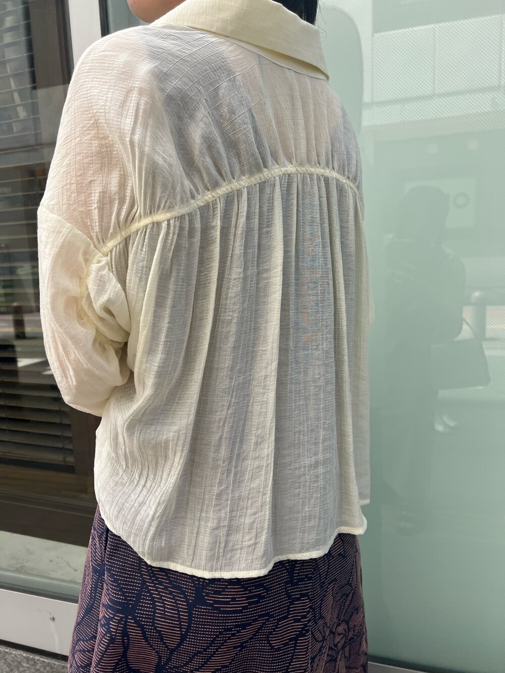 ブラック系のサンダル、ブラック系のワンピース、ホワイト系のシャツ/ブラウスを着用したレディースの春コーディネートの4枚目の写真