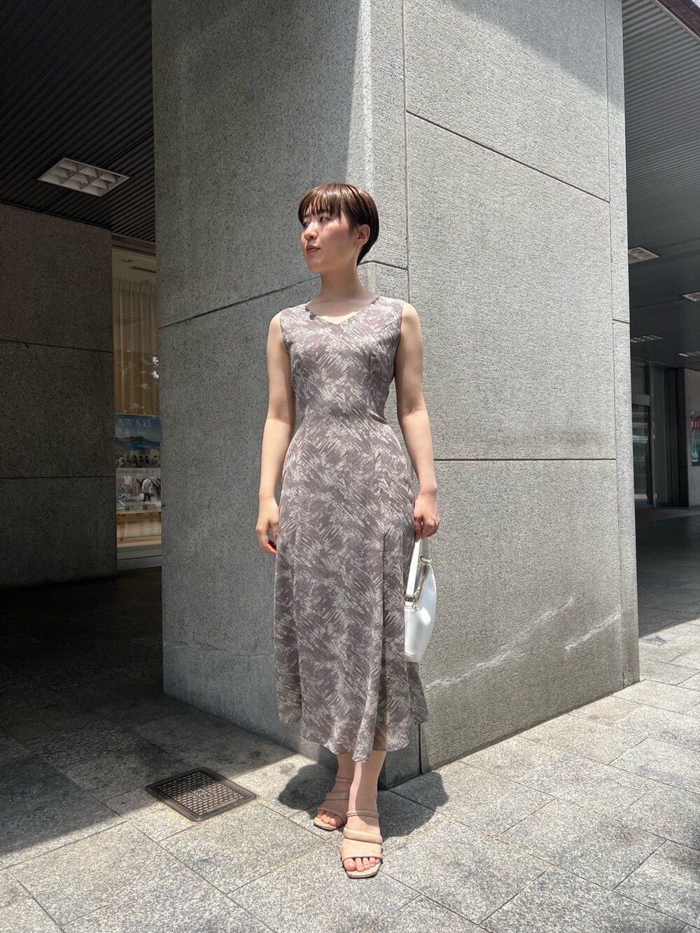 ホワイト系のハンドバッグ、ベージュ系のサンダル、グレー系のワンピースを着用したレディースの夏コーディネートの8枚目の写真