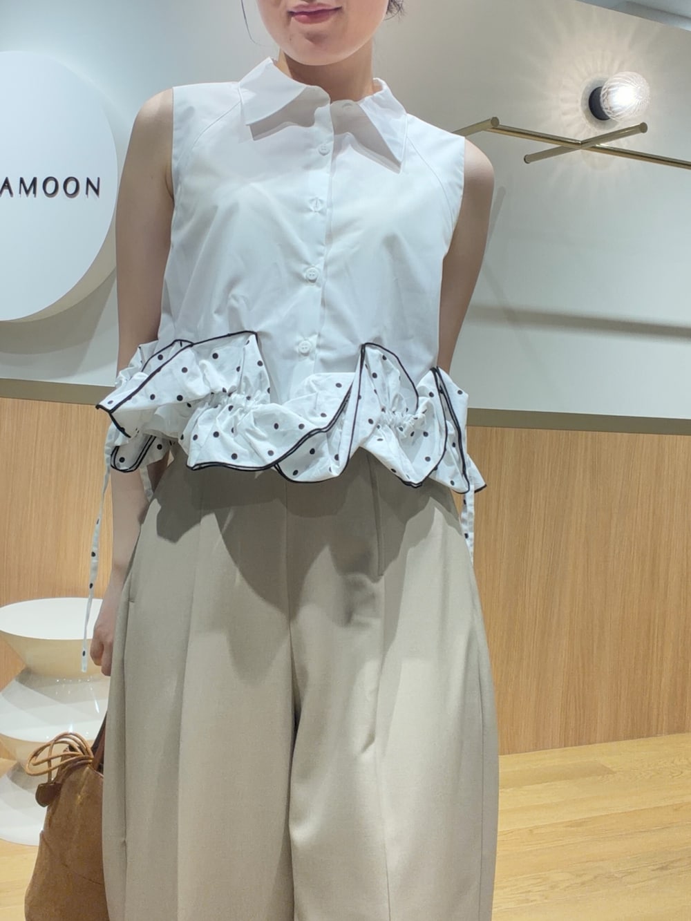 ベージュ系のその他パンツ、ホワイト系のシャツ/ブラウス、ブラウン系のハンドバッグを着用したレディースの夏コーディネートの4枚目の写真