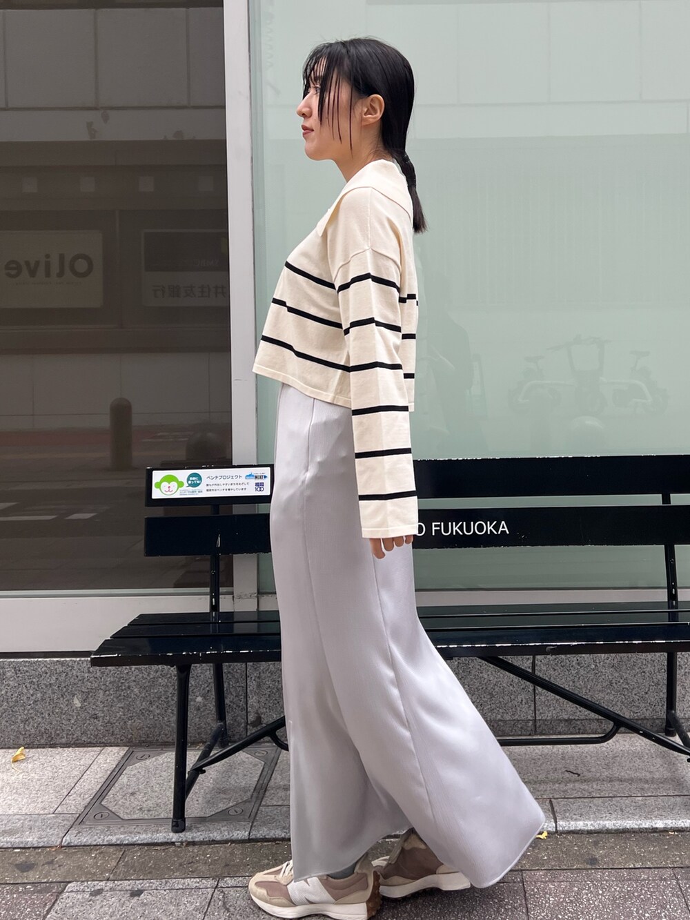 ホワイト系のニット/セーター、グレー系のスカートを着用したレディースの冬コーディネートの2枚目の写真